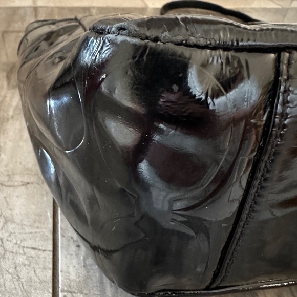 Embossed coach bag - Picture 4 of 15